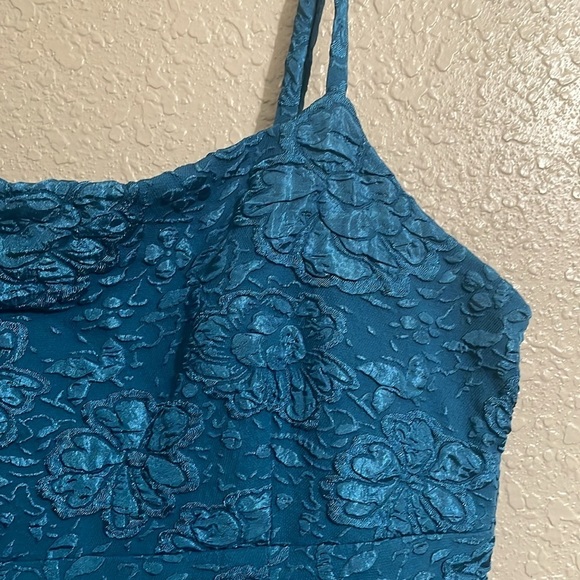 Live to be spoiled. Floral textured bodycon mini dress - Picture 3 of 9